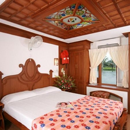 Warmth Lake Haven Alappuzha Экстерьер фото