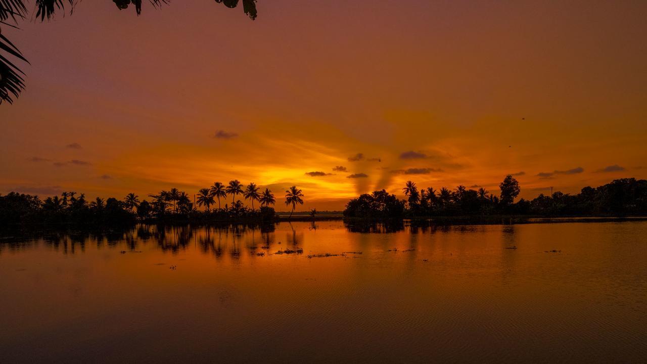 Warmth Lake Haven Alappuzha Экстерьер фото