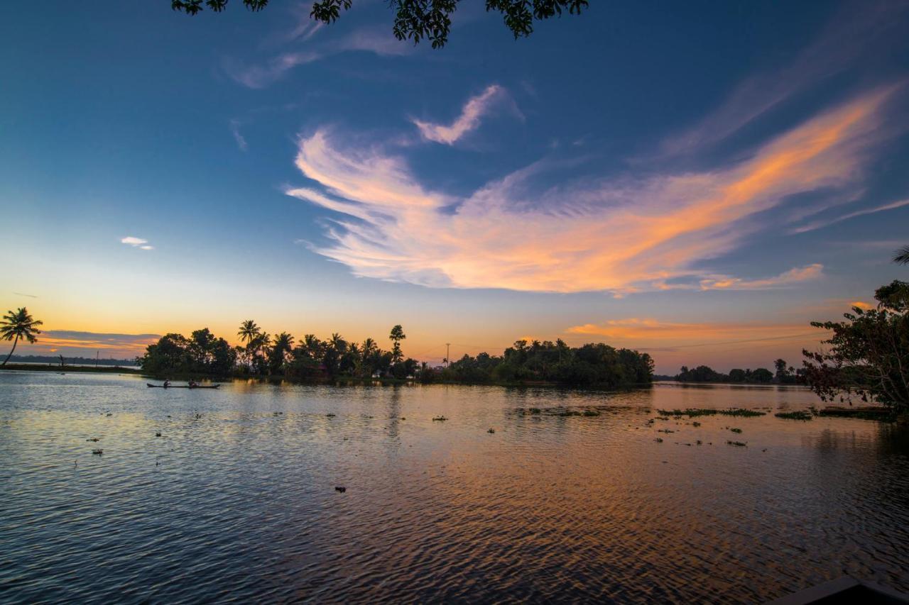 Warmth Lake Haven Alappuzha Экстерьер фото