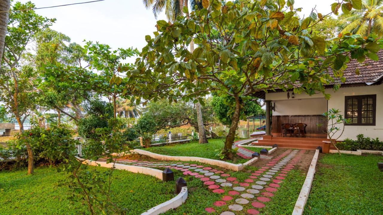 Warmth Lake Haven Alappuzha Экстерьер фото