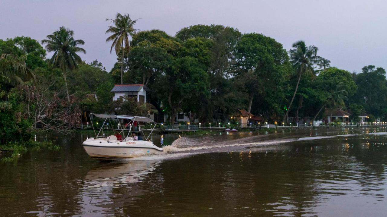 Warmth Lake Haven Alappuzha Экстерьер фото