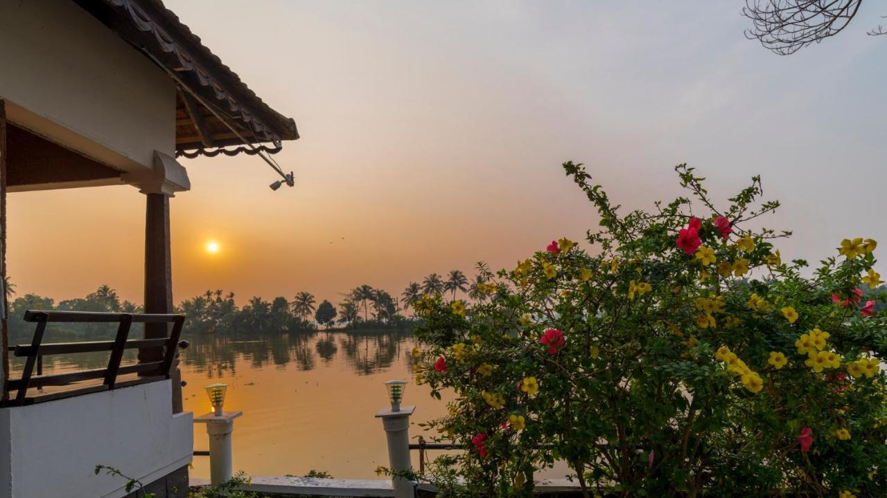 Warmth Lake Haven Alappuzha Экстерьер фото