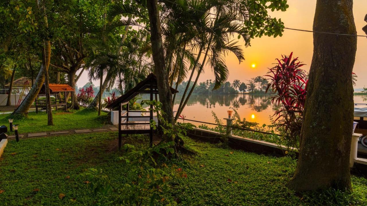 Warmth Lake Haven Alappuzha Экстерьер фото