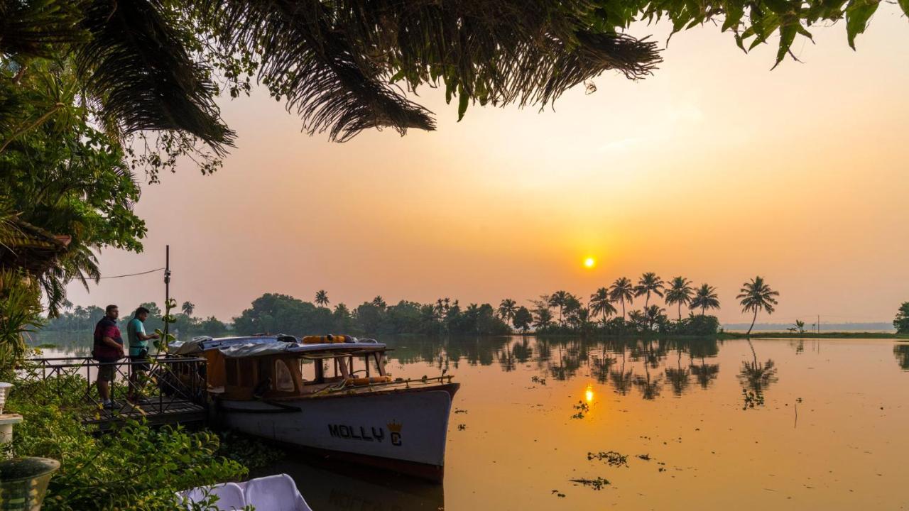 Warmth Lake Haven Alappuzha Экстерьер фото